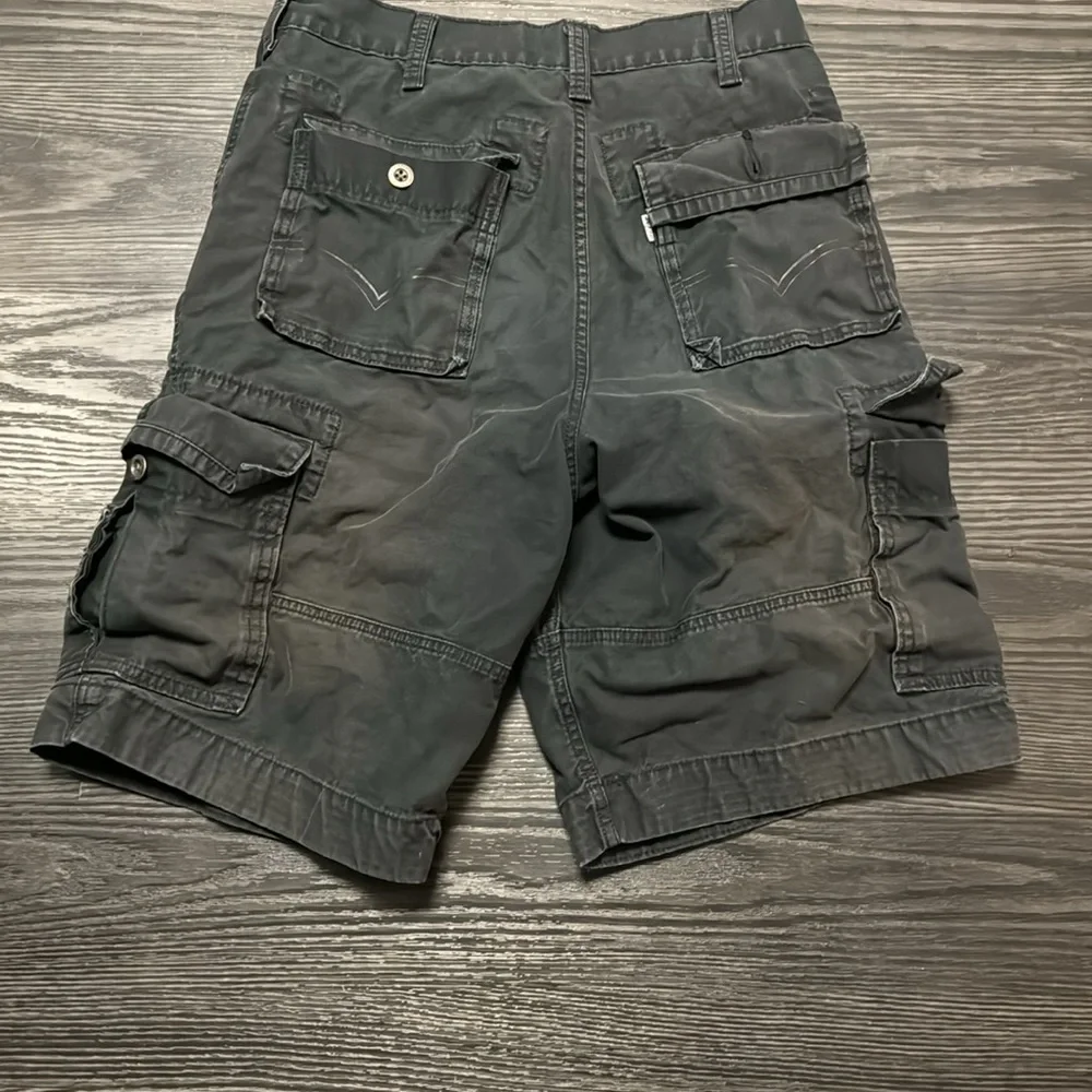 🍍LEVI CARGO SHORTS🍍no size tag🍍16” waist 🍍22” length🍍10” inseam🍍